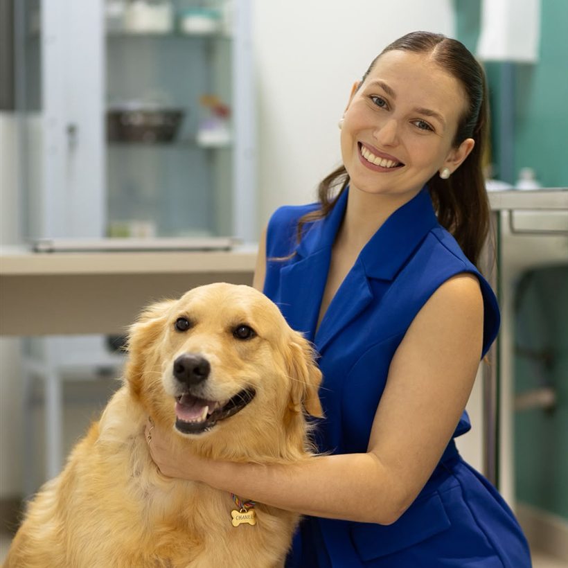 Bruna Kintschner com uma paciente, uma golden retriever